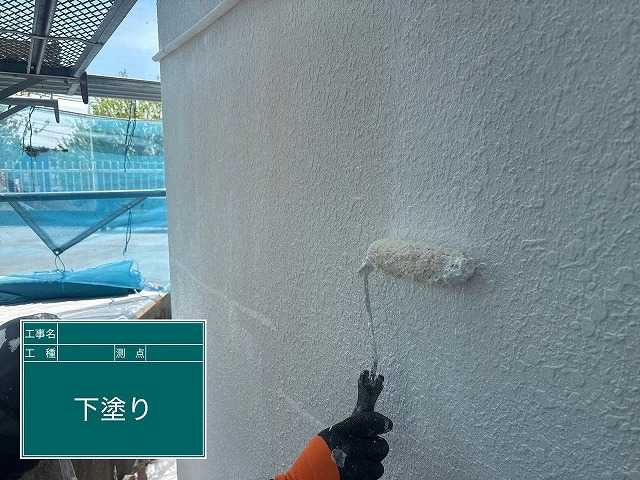 外壁の下塗り作業
